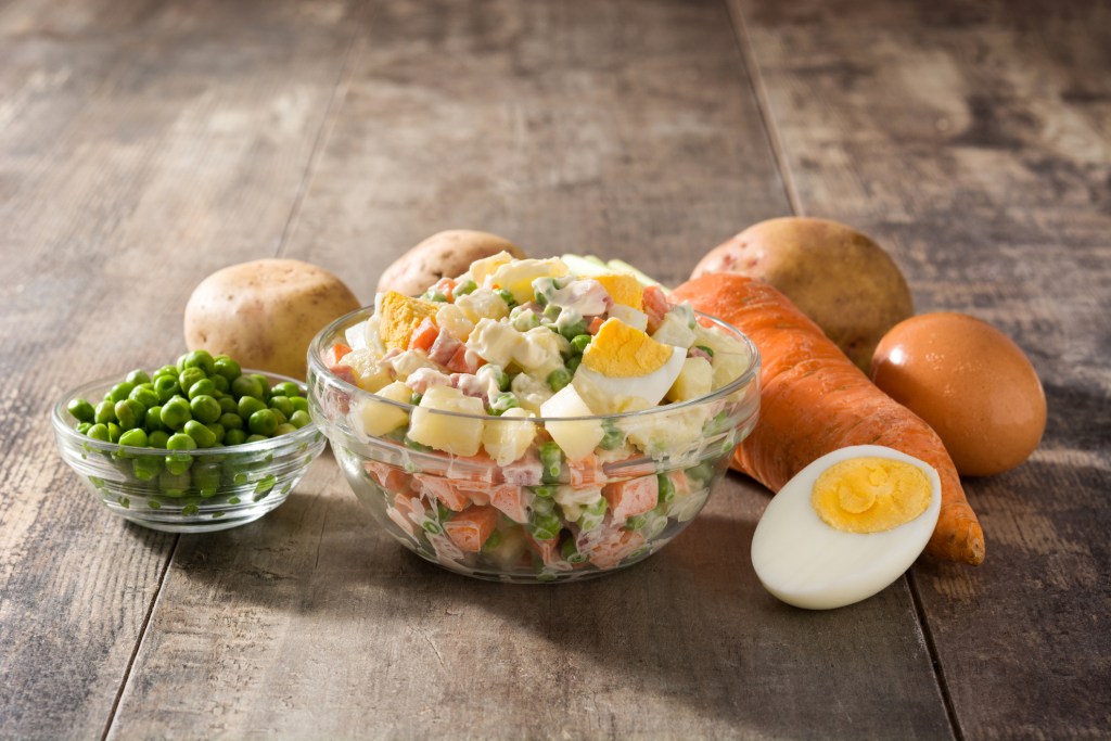 Conservación de la ensaladilla rusa: una nutricionista explica si se guarda en la nevera o en el congelador