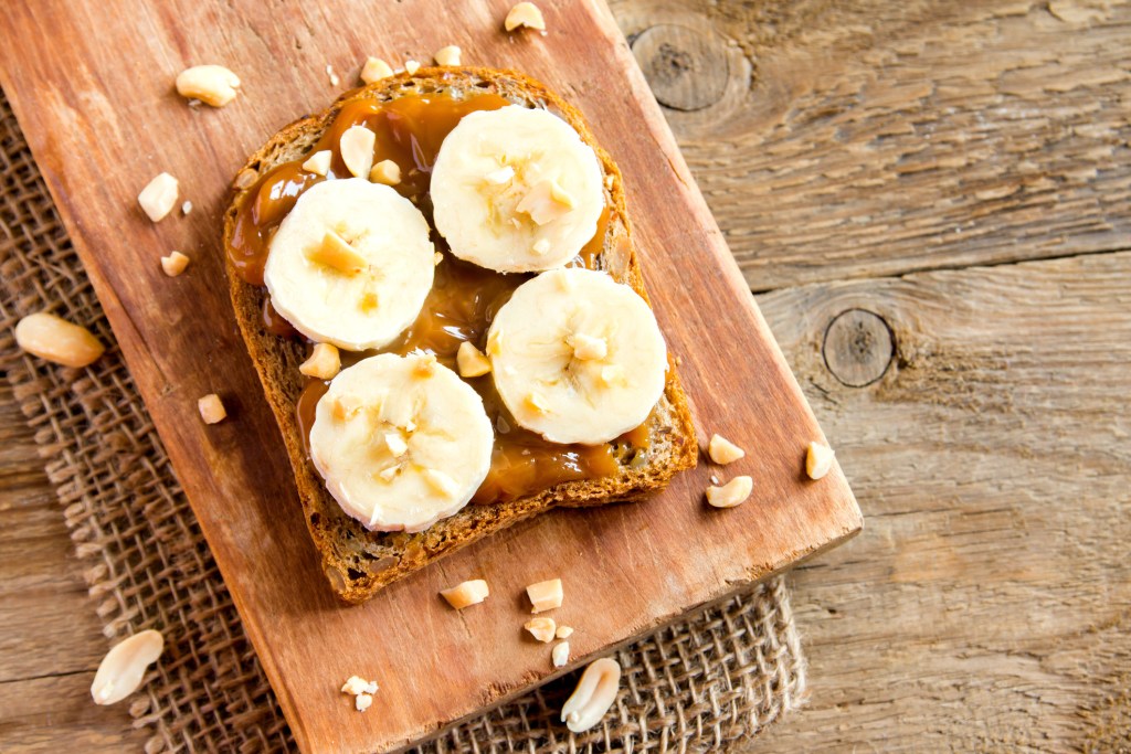 Tostada integral con crema de cacahuete, plátano y canela - Imagen: iStock