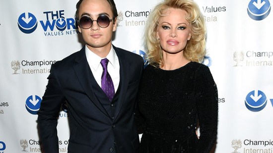 Pamela Anderson, irreconocible acude a un acto con su hijo