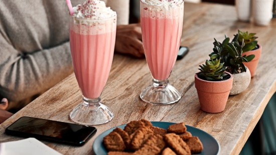 batido de fresa en vaso