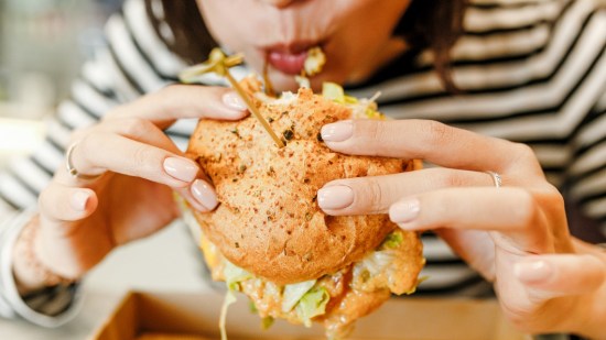 chica comiendo hamburguesa