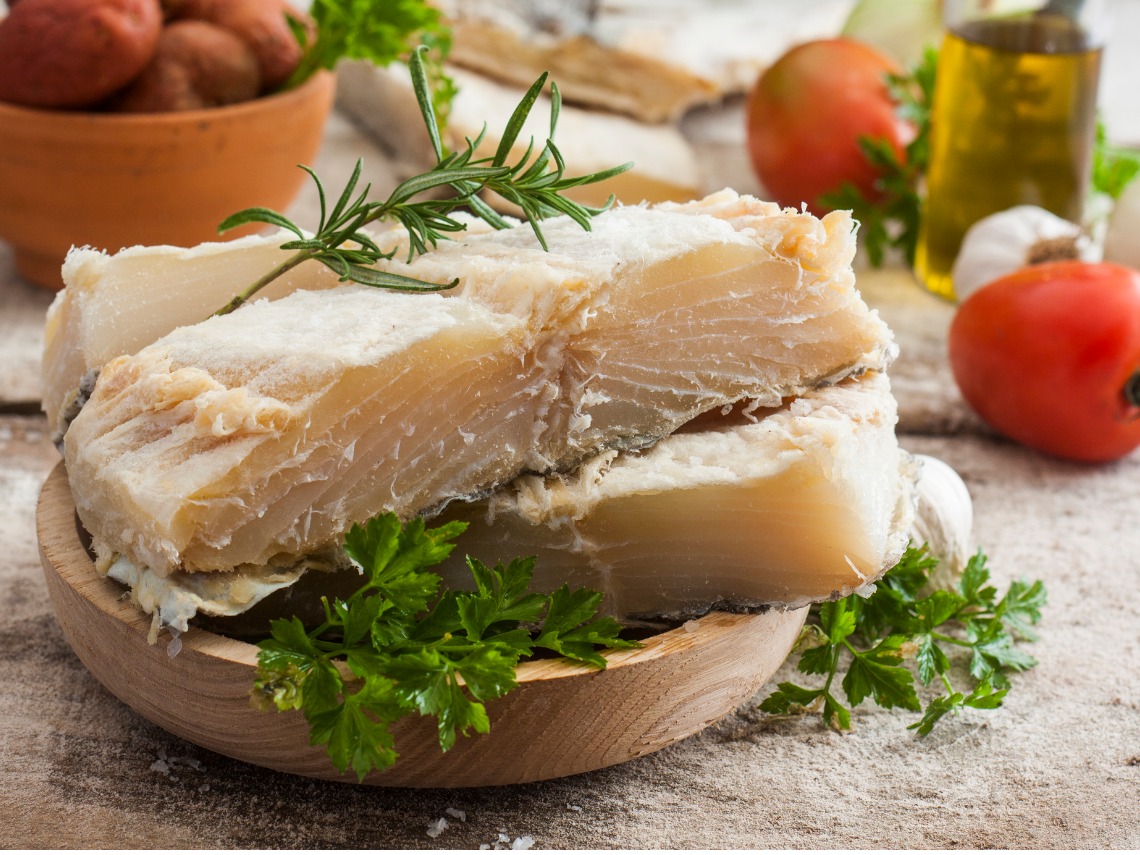 bacalao en salazon sobre plato