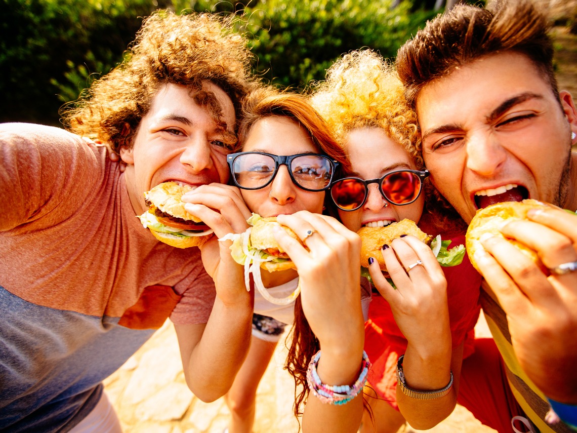 selfie de amigos comiendo