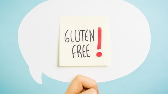 bocadillo con un cartel de gluten free dentro