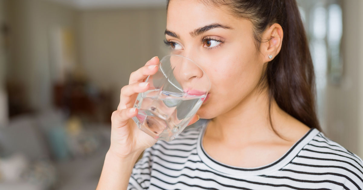 13 beneficios de beber agua caliente