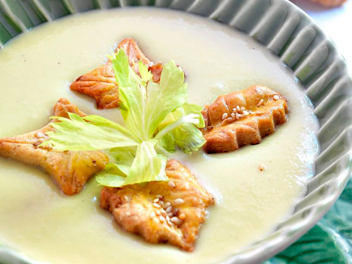 Crema de apio y puerro con galletas de sésamo