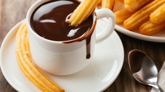 taza con chocolate y churro