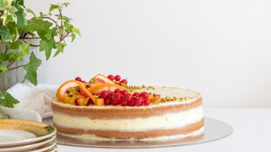 tarta de vainilla chocolate blanco sobre fondo blanco