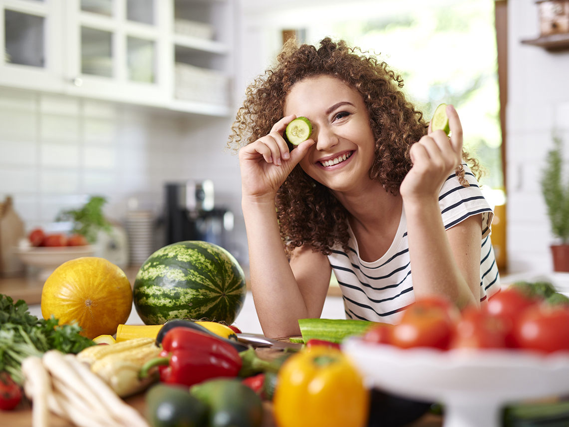 Mujer en cocina feliz