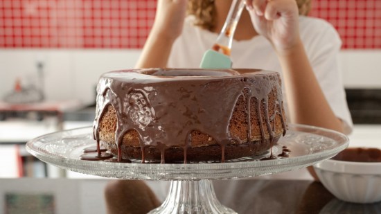 tarta de chocolate sobre encimera en la cocina
