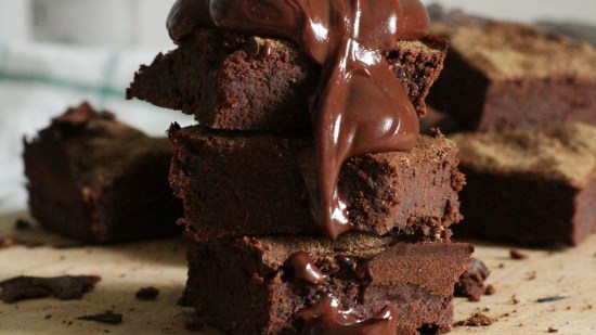 trozos de brownie apilados con chocolate fundido cayendo