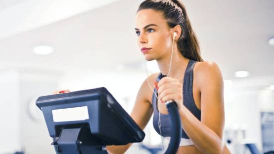 Chica haciendo deporte