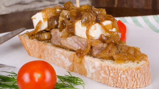 tosta con cebolla caramelizada