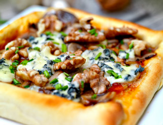 Pizzeta de queso y nueces