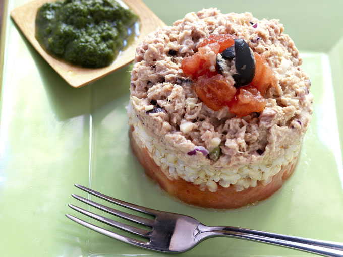 Molde de arroz, tomate y bonito