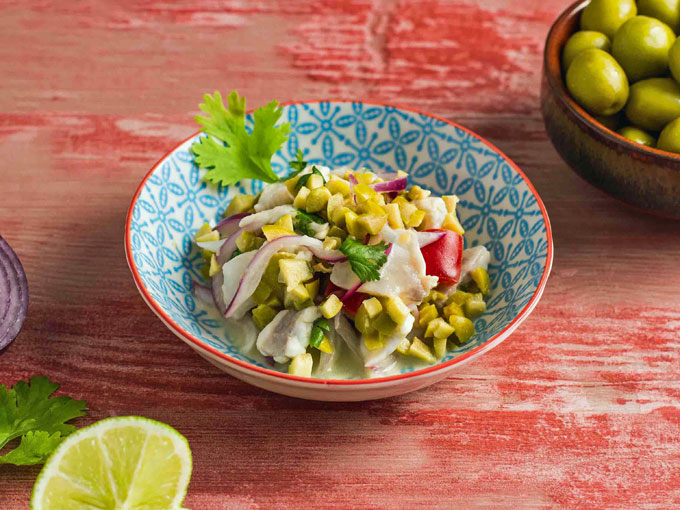 cuenco con aceitunas verdes en ceviche