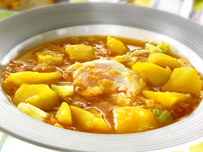 Patatas guisadas con huevo escalfado