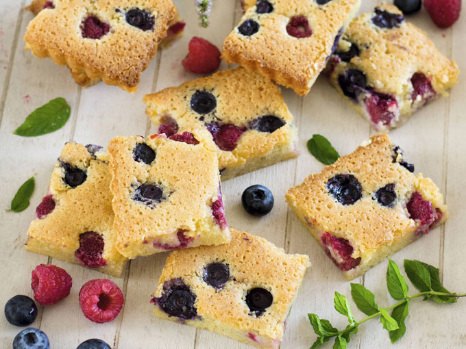 Cuadraditos de chocolate blanco y frutos rojos