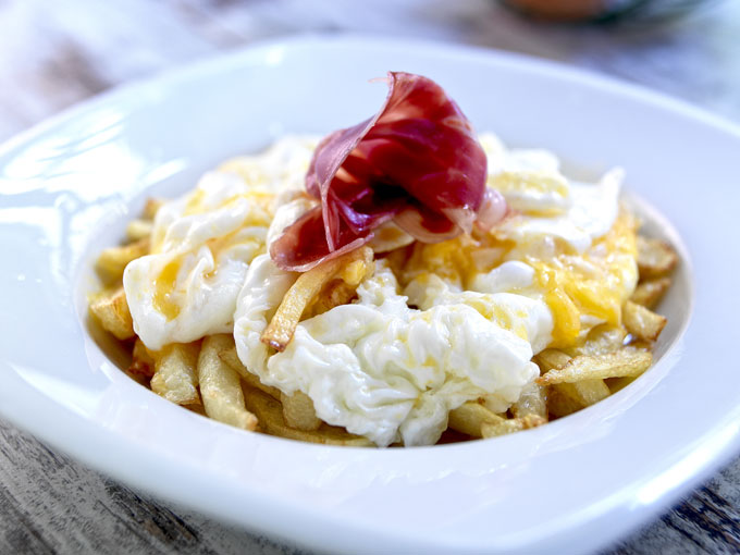 Huevos rotos con patatas y jamón ibérico