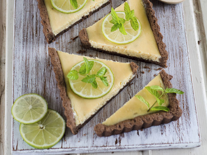 Tarta de lima con base de chocolate