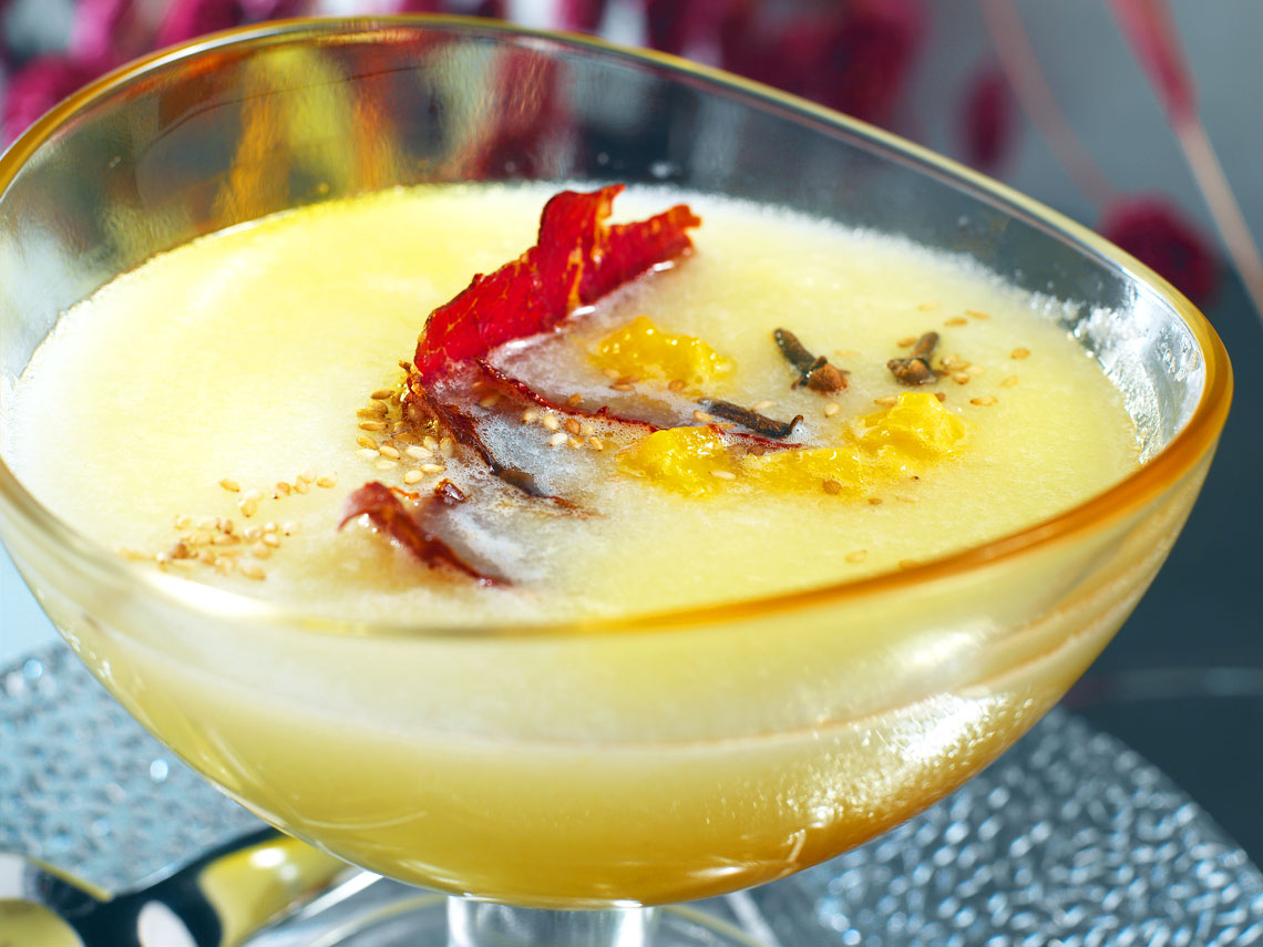Sopa especiada de melón con cecina