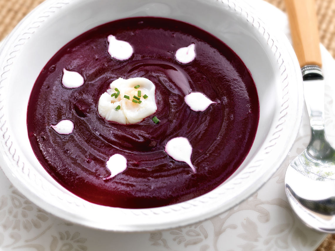 Crema de remolacha con huevos de codorniz