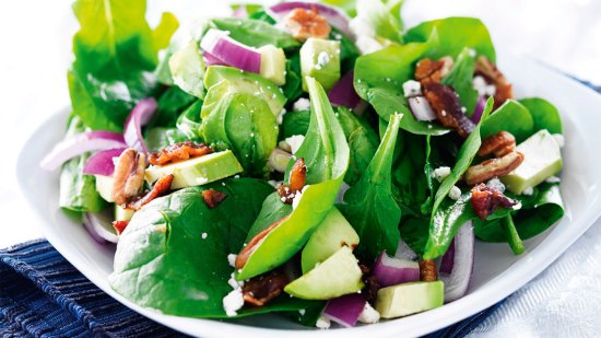 Ensalada de espinaca, aguacate y nueces