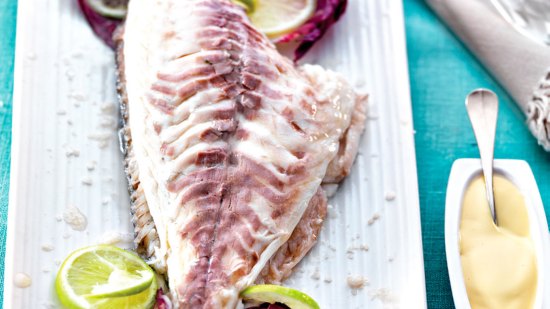 Dorada a la sal con salsa holandesa
