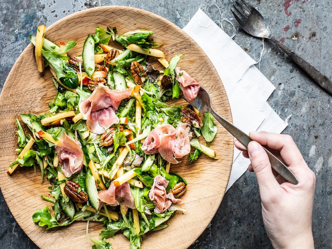 Ensalada de nectarinas, jamón y nueces
