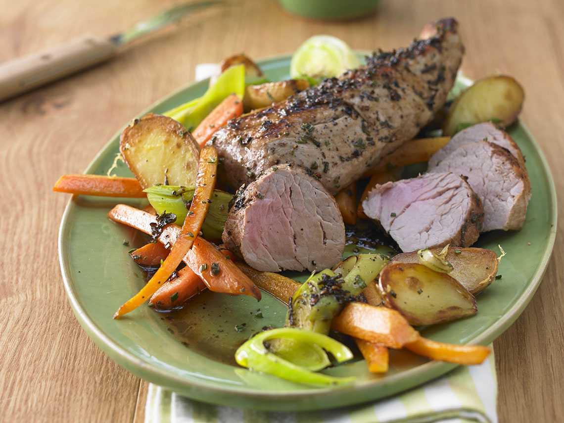 Solomillo de cerdo asado con patatas y verduras. Receta paso a paso