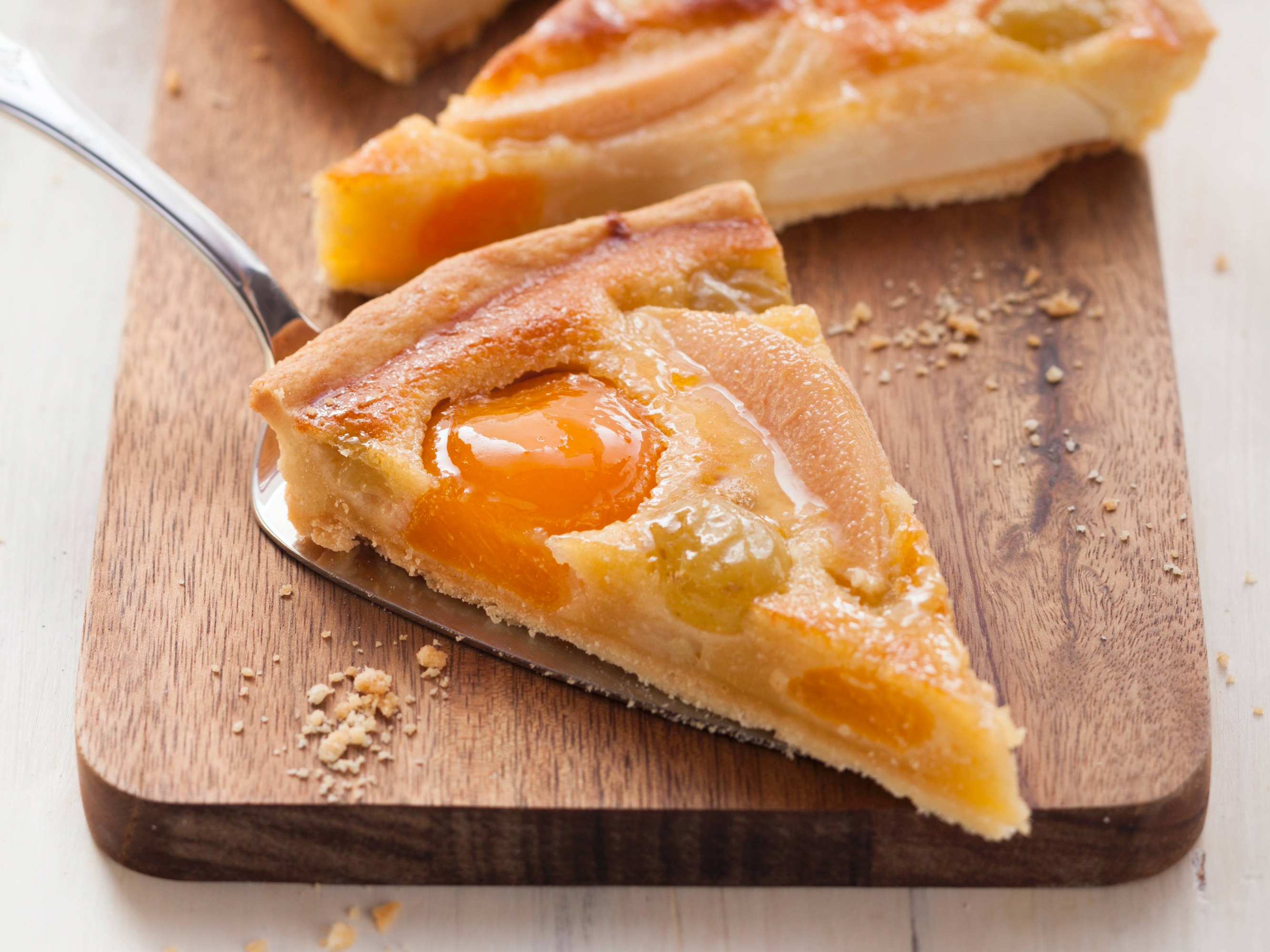 Tartaleta de albaricoque, pera y uvas