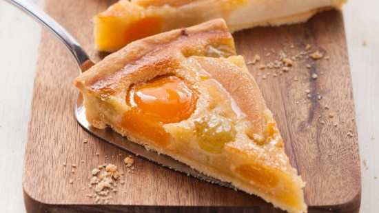 Tartaleta de albaricoque, pera y uvas