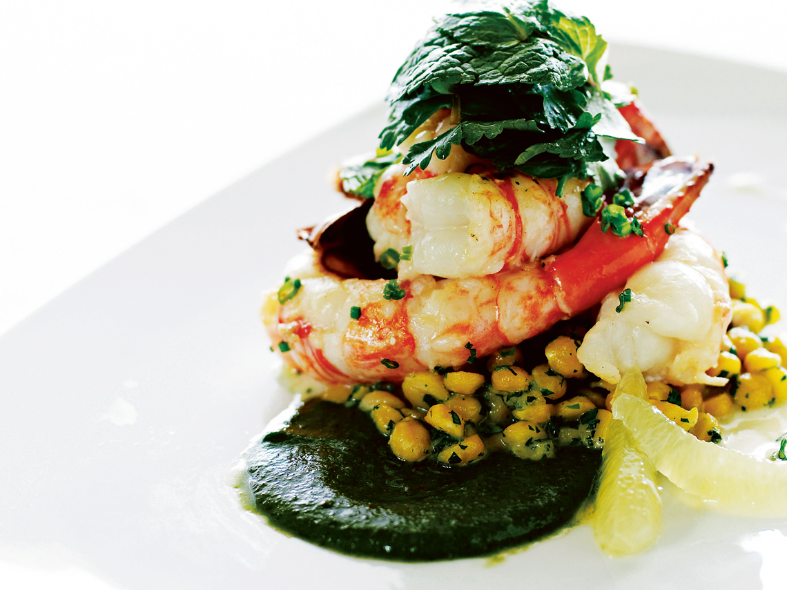 Gambas sobre nido de garbanzos mini con salsa de menta