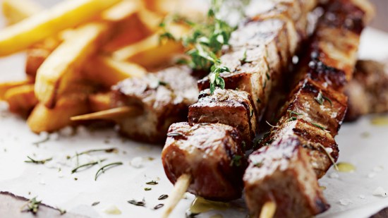 Brochetas de carne marinada con patatas a la `mignonette´
