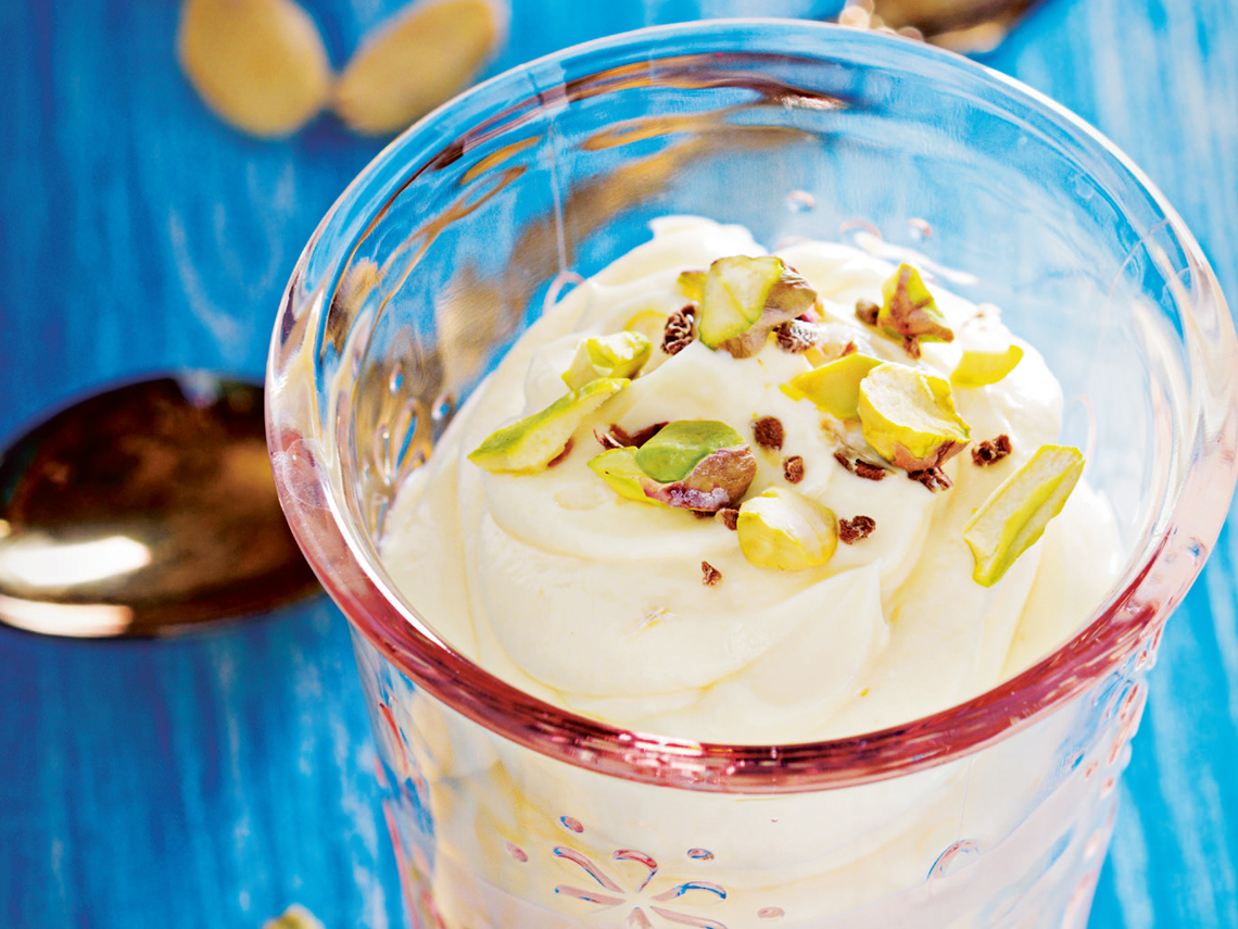 Crema de chocolate blanco y yogur con pistachos