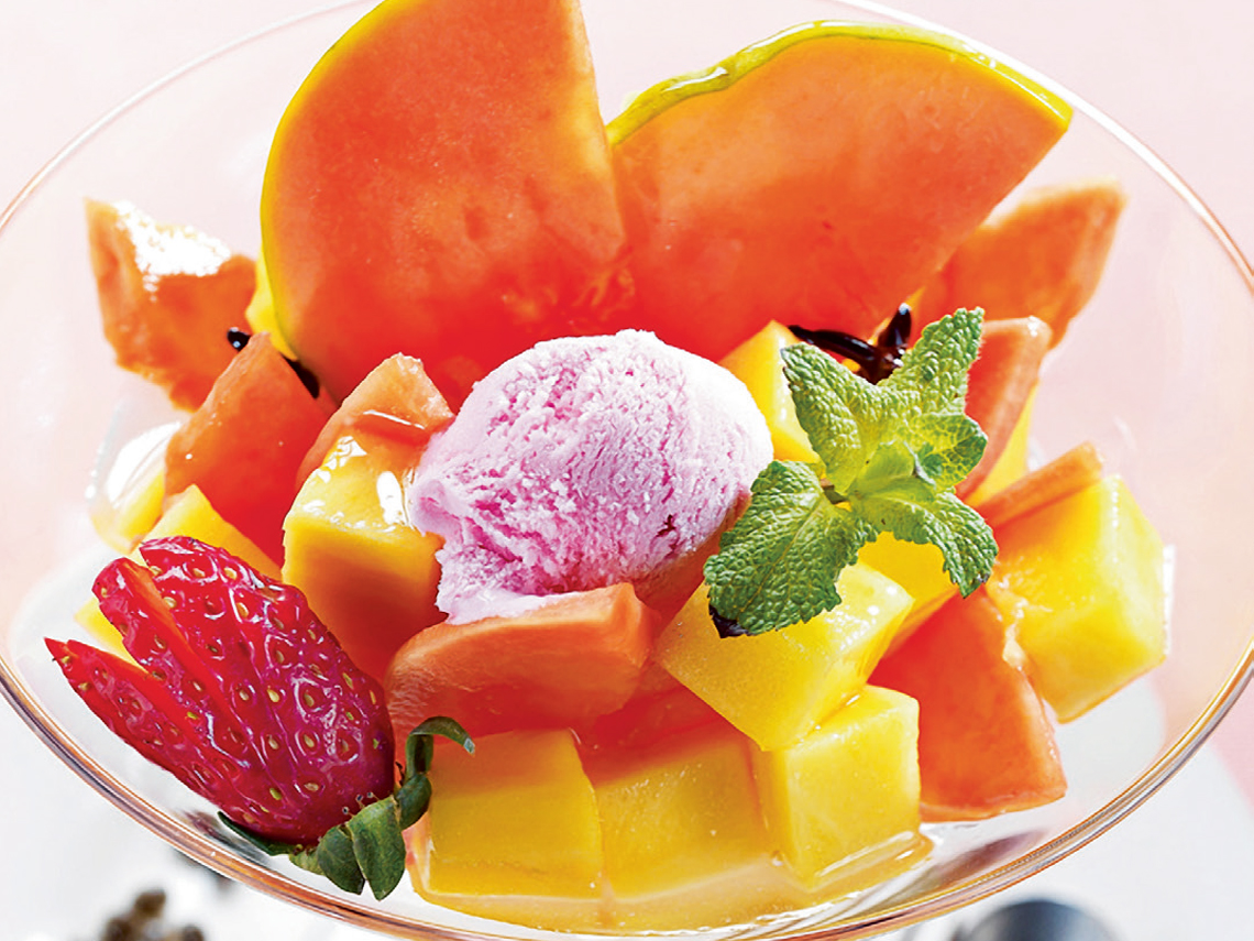 Mango y papaya en almíbar con helado de fresa