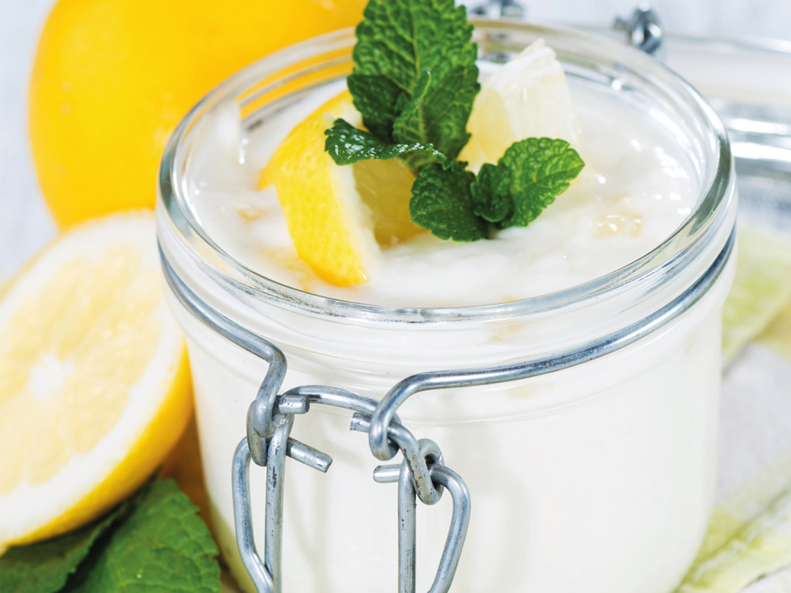Yogur líquido con limón y hierbabuena
