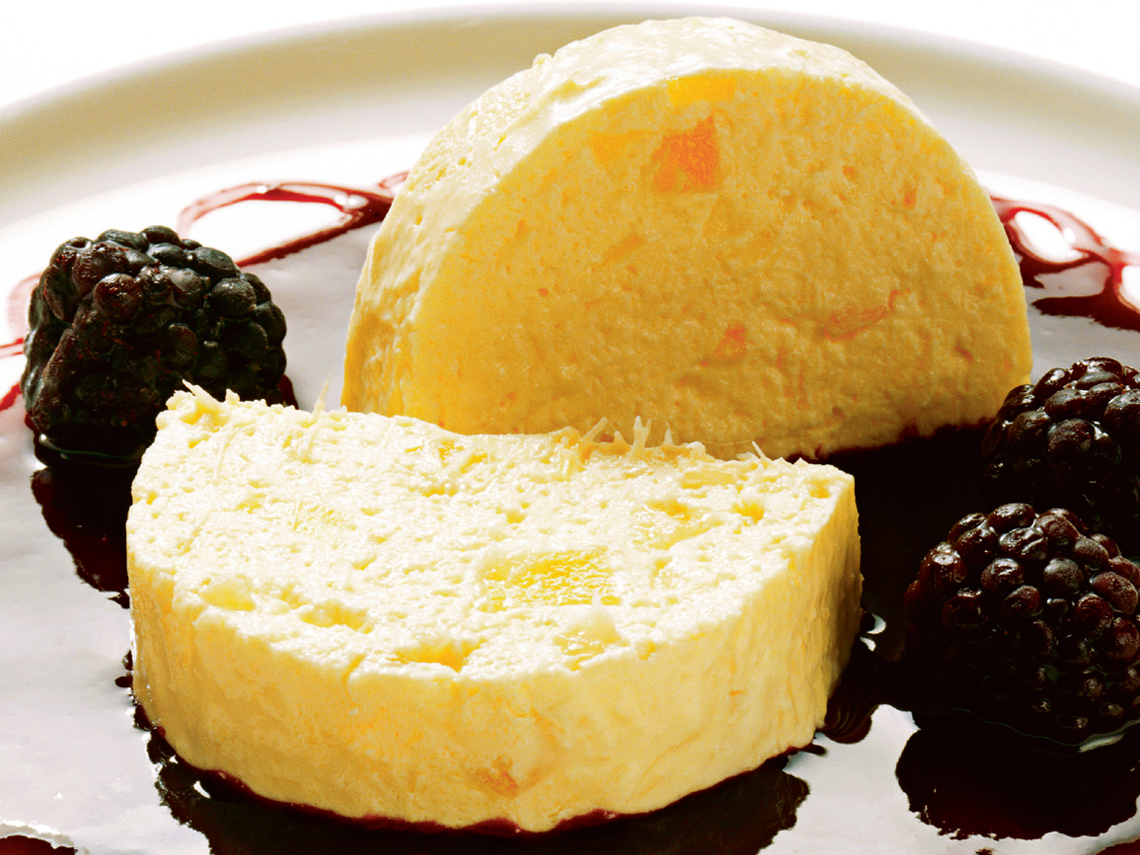 Helado de piña con salsa de moras