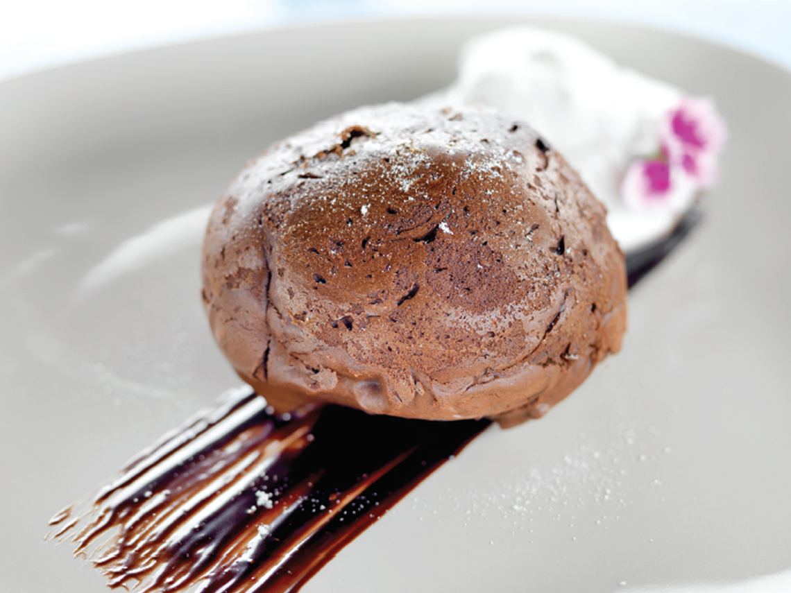 Bomba de chocolate con crema chantillí