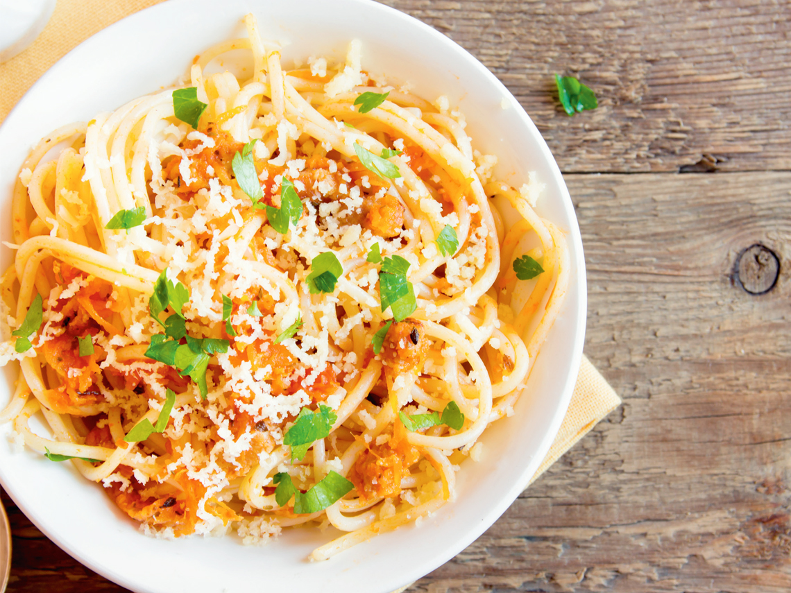 Espaguetis con salsa de tomate y zanahoria