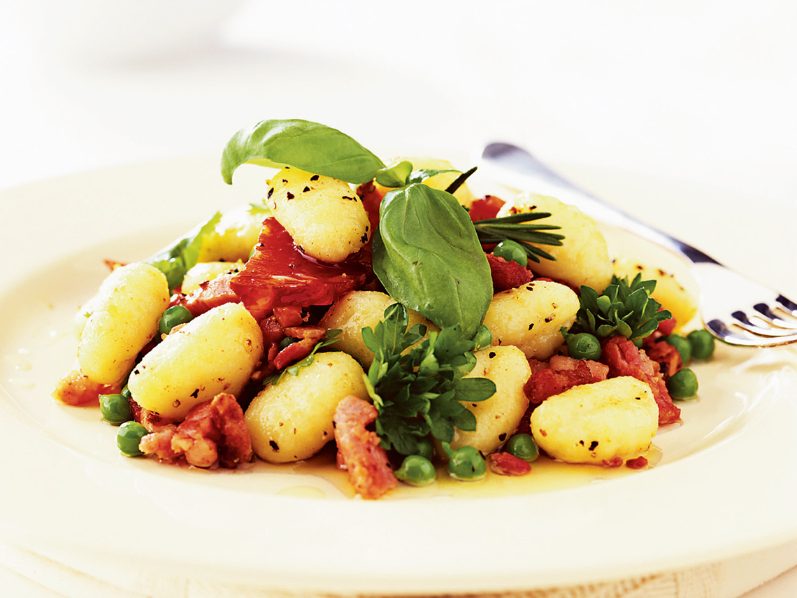 Ñoquis con jamón y guisantes