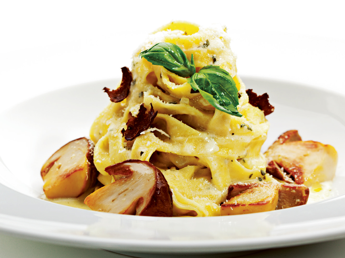 Tagliatelle con trufa negra y setas