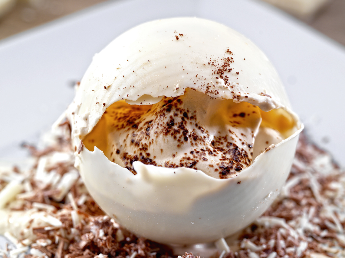 Huevo relleno de espuma de café