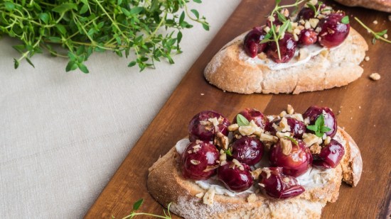 Crostini de uva tostada y aceituna