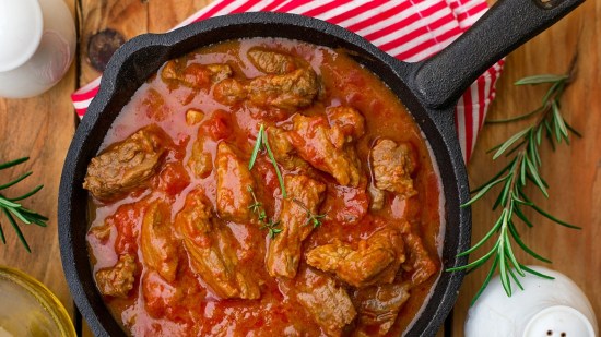 Ternera estofada al horno con tomate y ajo