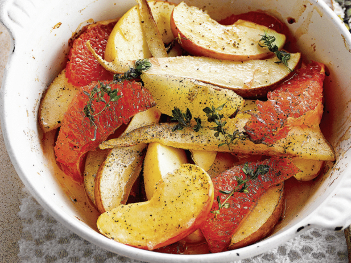 Ensalada de pera, manzana y pomelo con especias al horno