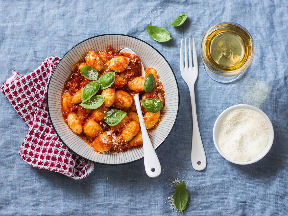 Ñoquis con salsa de atún y albahaca
