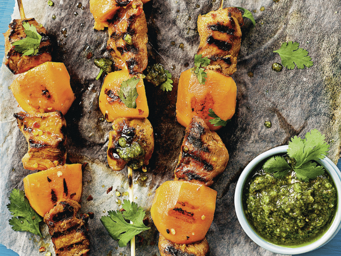Brochetas de pato y caqui con aceite de cilantro