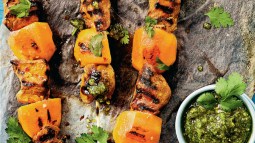 Brochetas de pato y caqui con aceite de cilantro