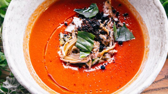 Puré de zanahoria con huevo, frutos secos y salsa agridulce